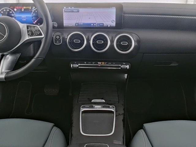 MERCEDES-BENZ CLA 180 Automatic Shooting Brake Line Advanced