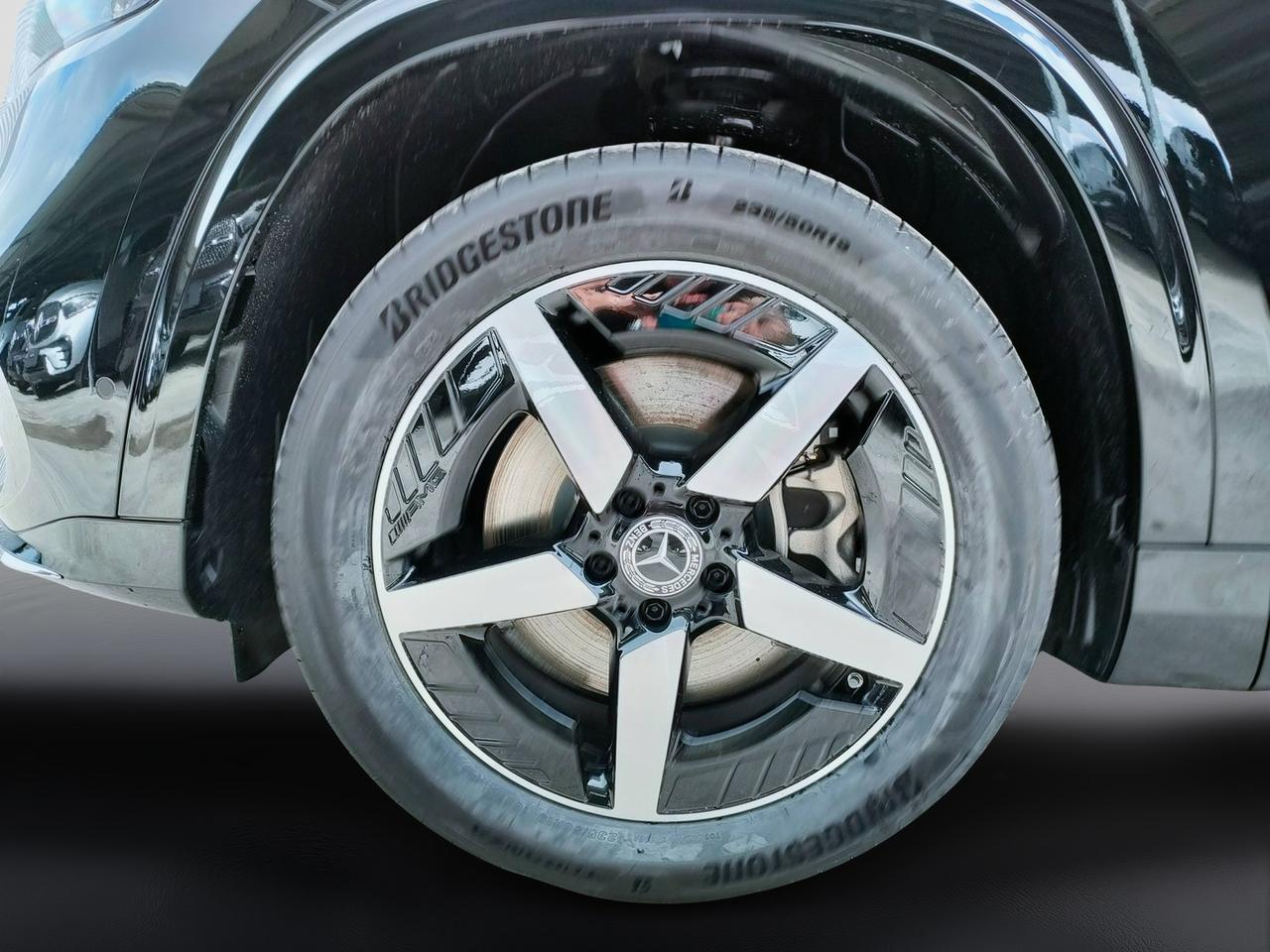 Mercedes-Benz GLB 250+ con tecnologia EQ