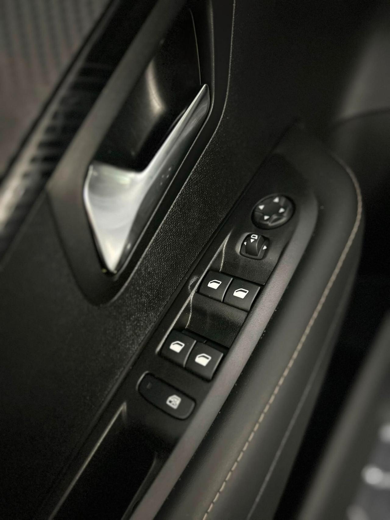 Peugeot 208 Hybrid Benzina 136 e-DCS6 Allure