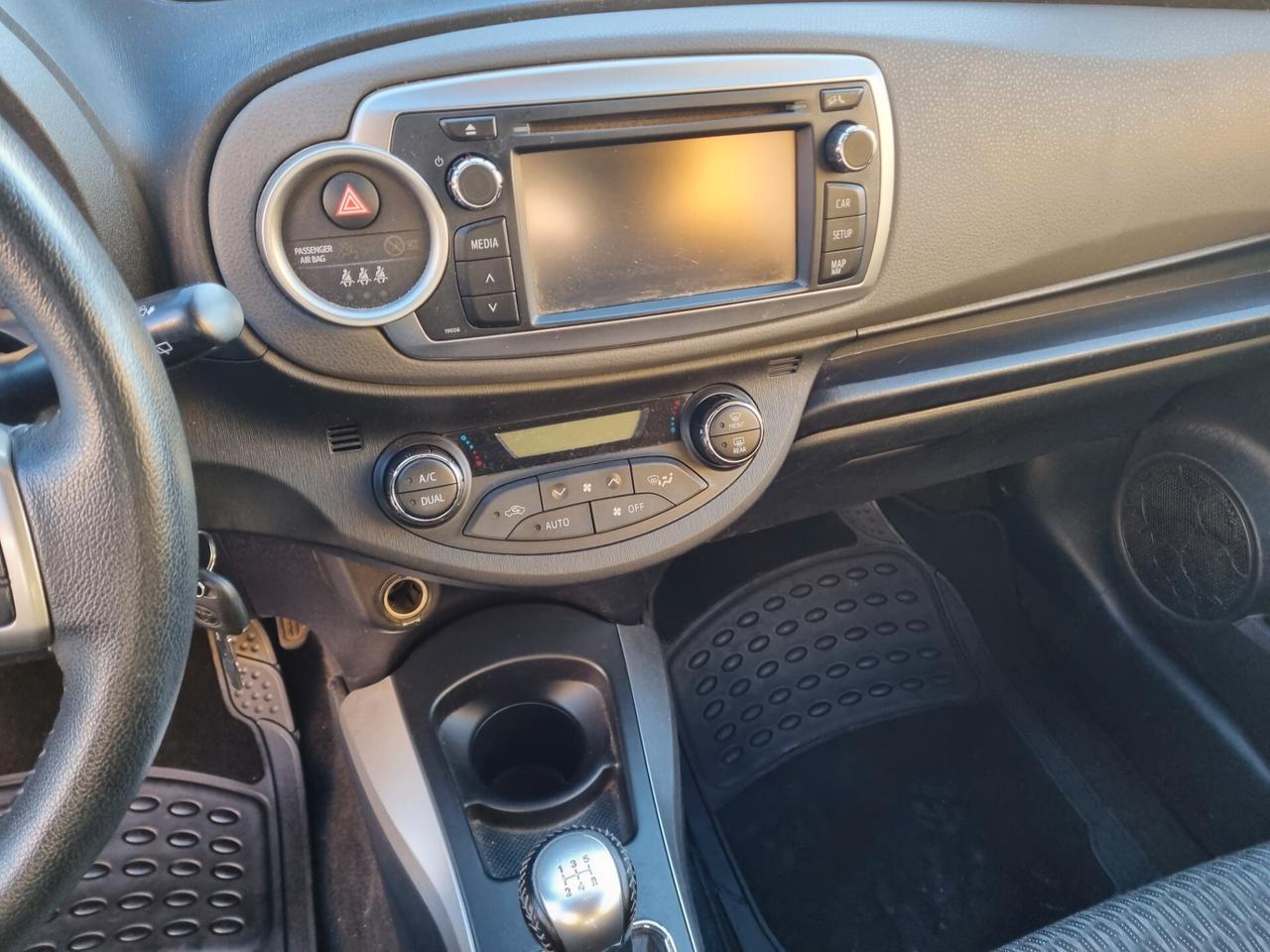 Toyota Yaris 1.0 5 porte Lounge neo patentati unica proprietaria