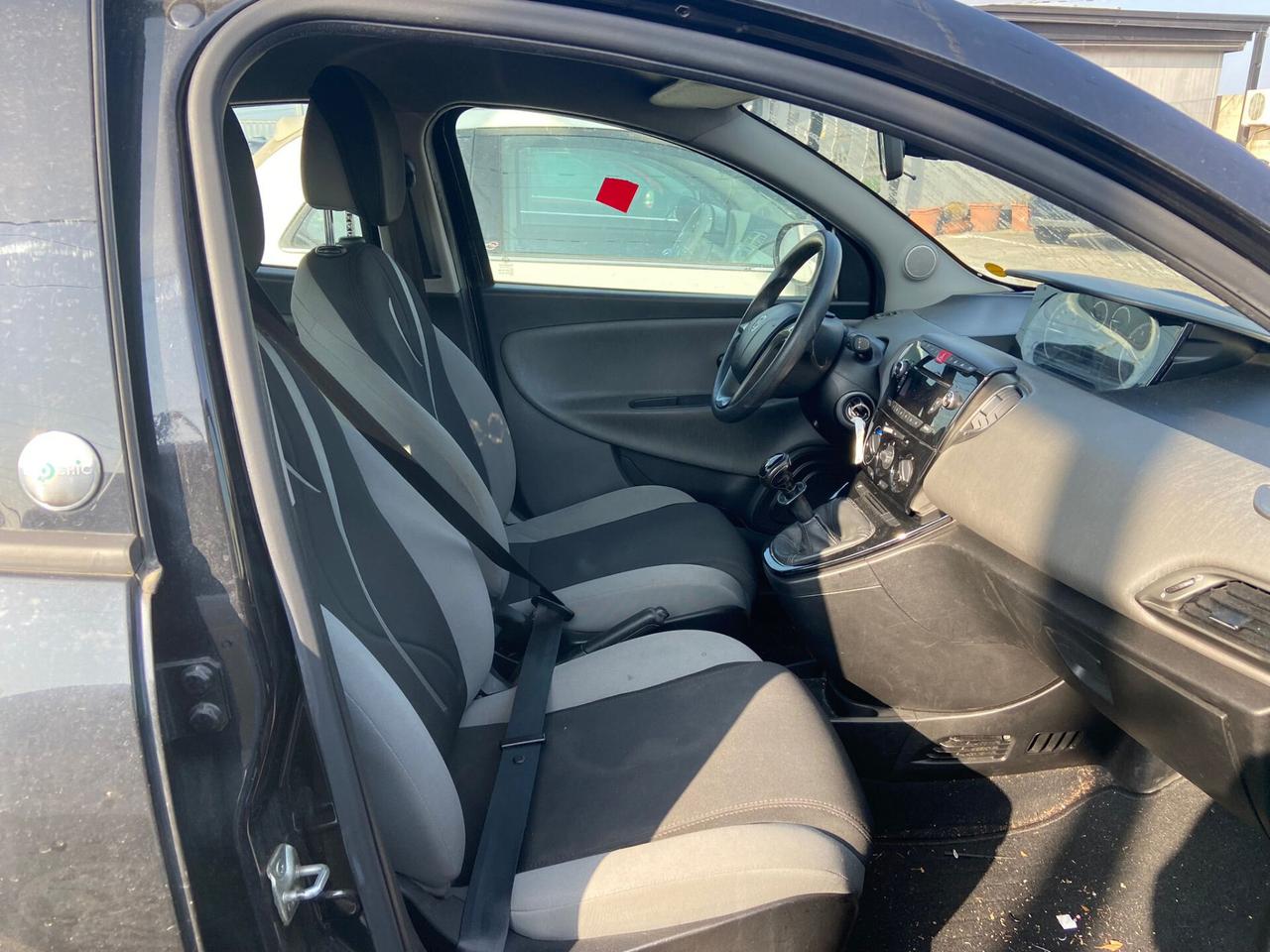 Lancia Ypsilon 0.9 TwinAir 85 CV 5 porte Metano Ecochic Silver