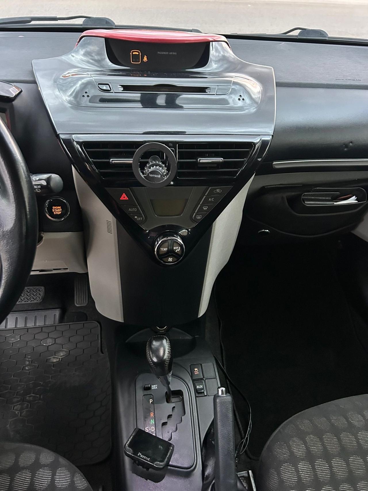 Toyota iQ 1.0 CVT Lounge AUTOMATICA