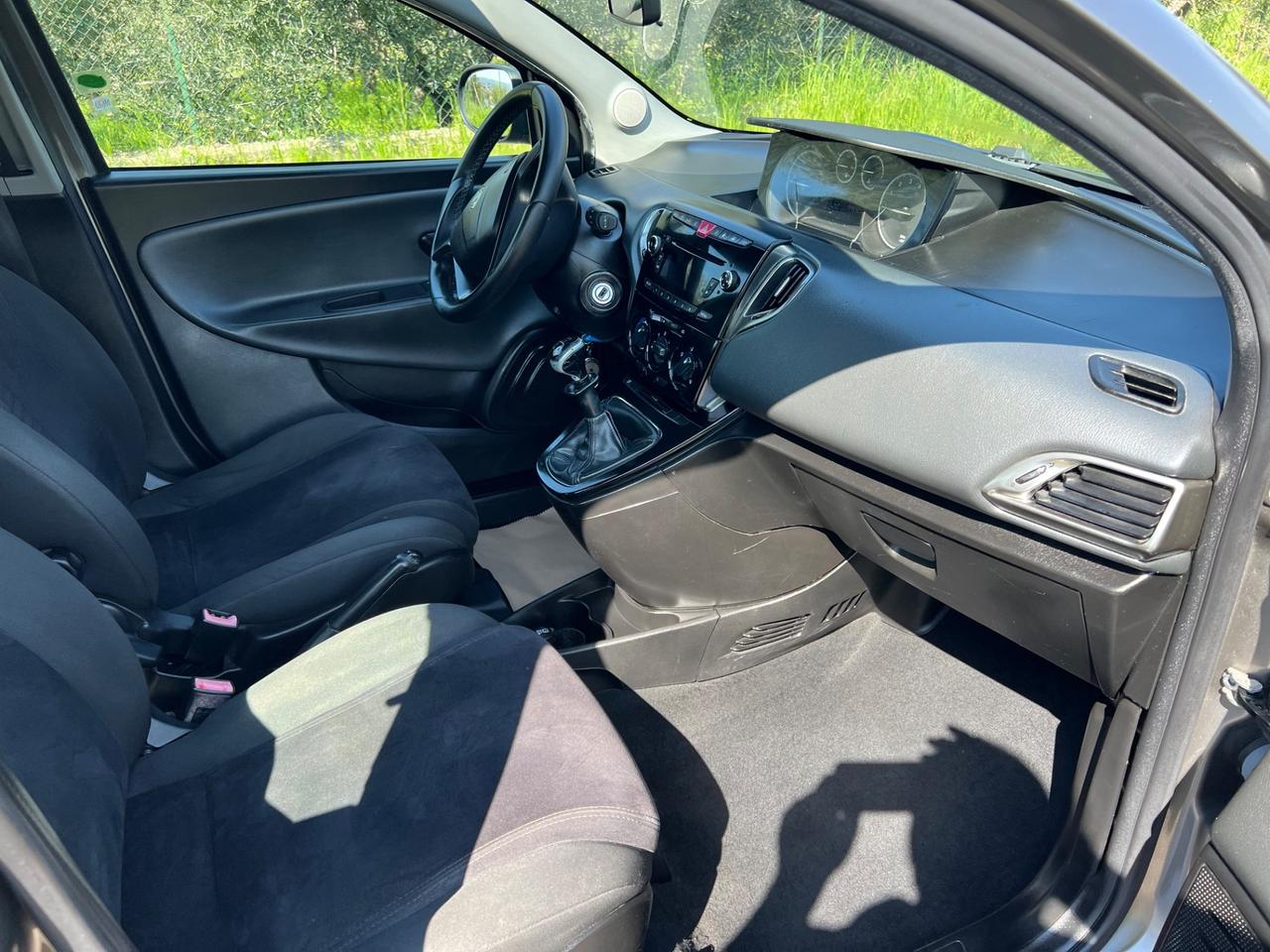 Lancia Ypsilon 0.9 TwinAir 85 CV 5 porte Metano Ecochic Silver