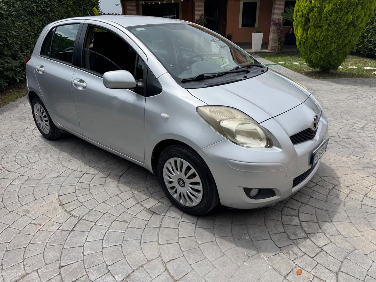 Toyota Yaris 1.3 benzina - POCHI KM - 2010