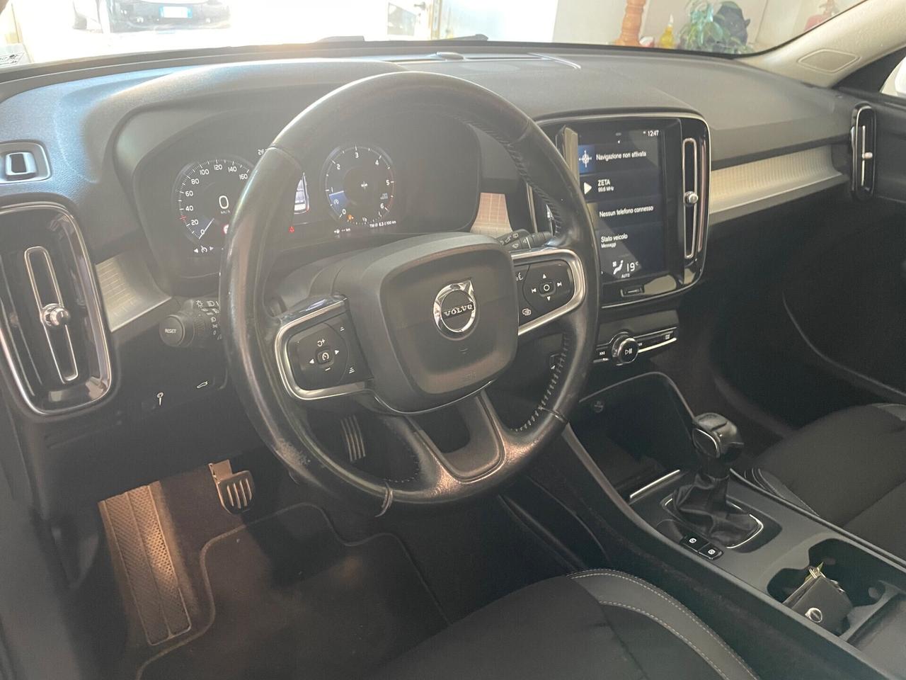 VOLVO XC40 D3 MOMENTUM "MAI VISTA UNA SIMILE"