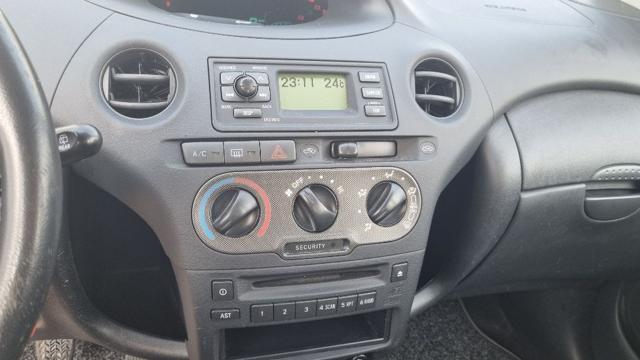 TOYOTA Yaris 1.0i 16V cat 5 porte Sol