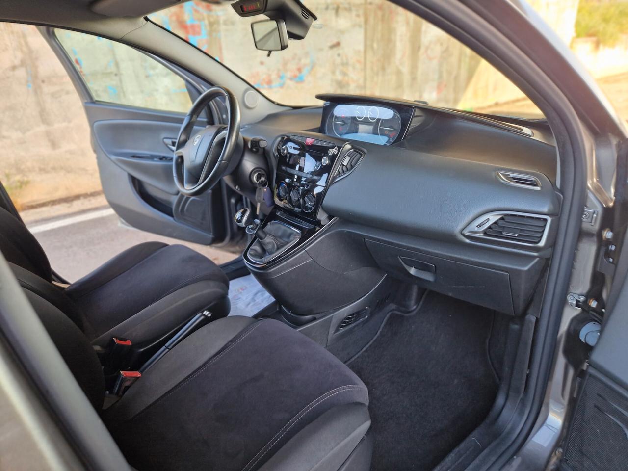 Lancia Ypsilon 1.2 69 CV Unyca