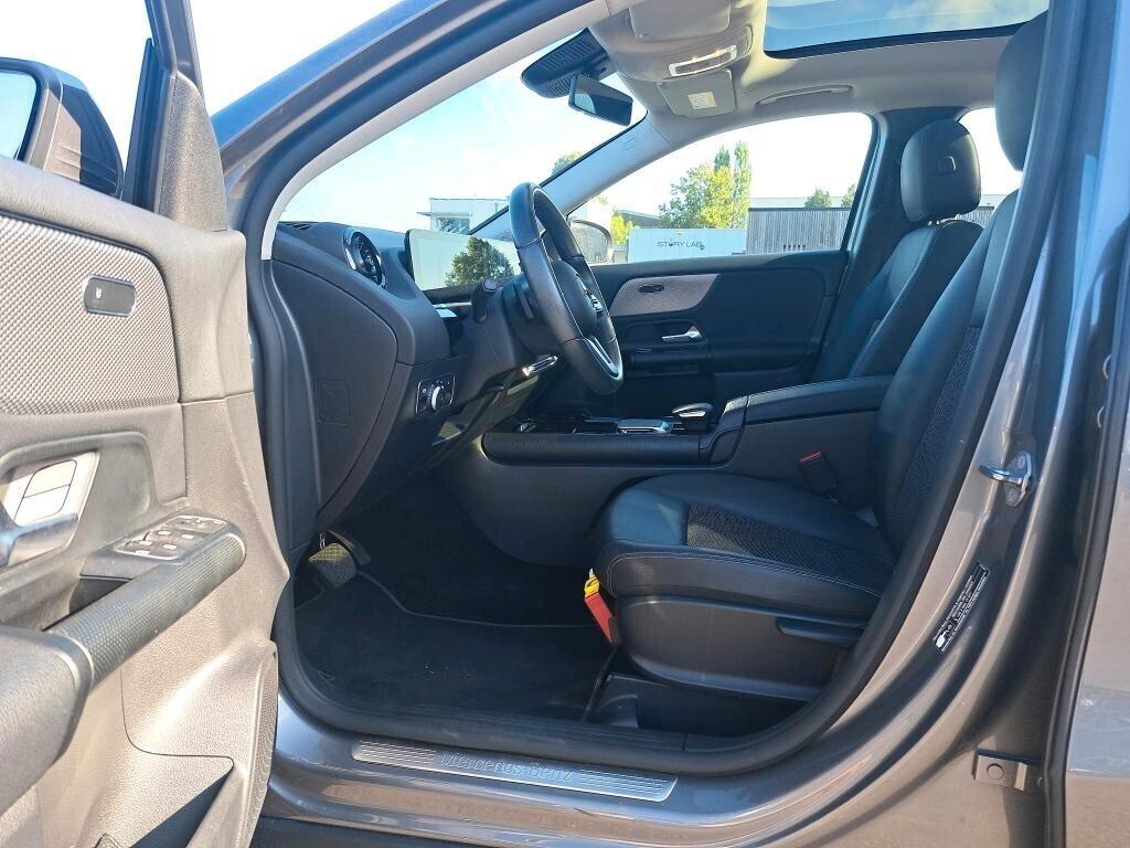 MERCEDES-BENZ GLA 180D 115CV AUTOMATIC BUSINESS SOLUTION ( CRUISE - PELLE - TETTO PANORAMICO APR. - NAVI PREMIUM - PARK ASSIST )