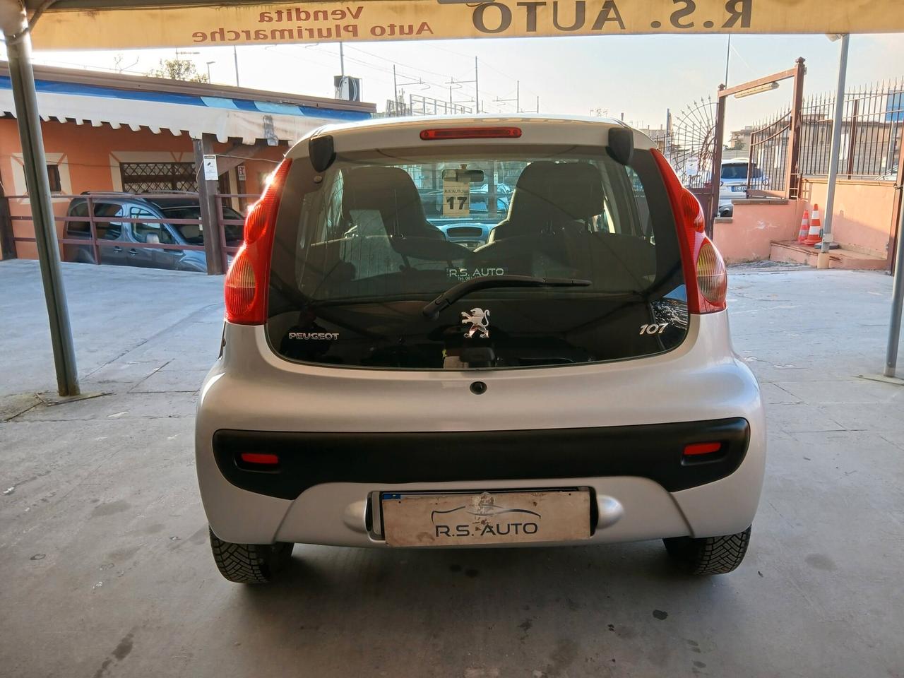 Peugeot 107 1.0b 5p solo km132000 full 10