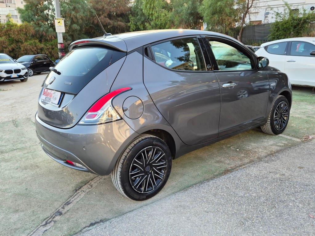 Lancia Ypsilon 1.0 Hybrid Ecochic Gold