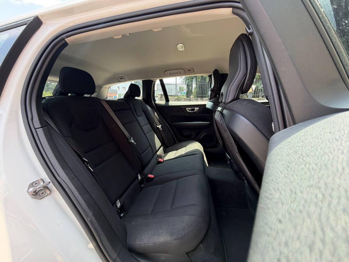 Volvo V60 2.0 b3 Momentum Business auto 8m my21