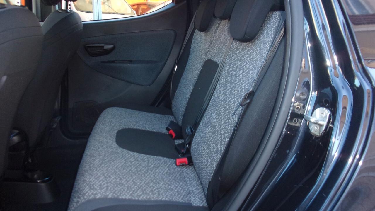 Lancia Ypsilon 1.0 FireFly 5 porte S&S Hybrid Silver