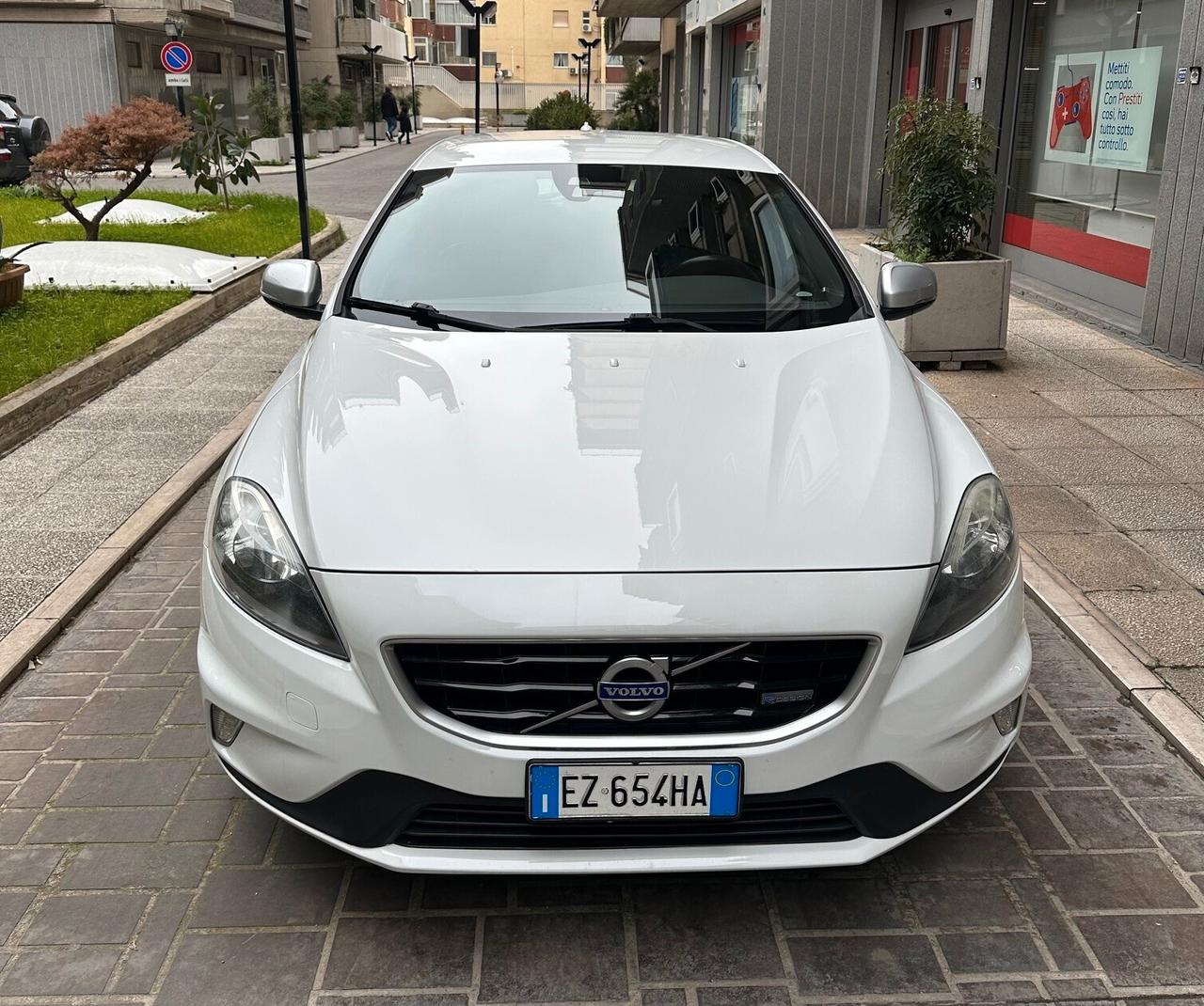 Volvo V40 D2 1.6 R-design Kinetic