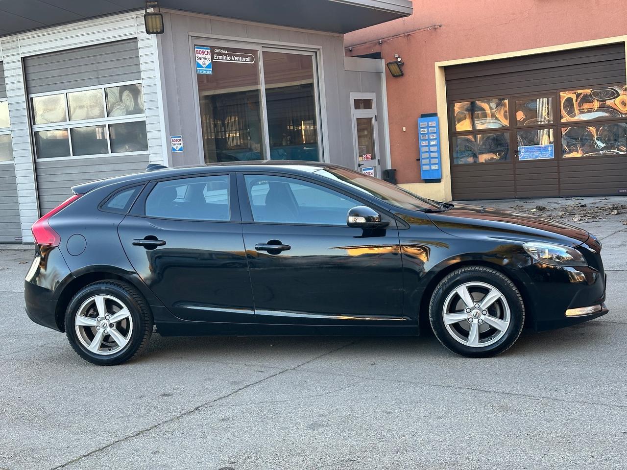 Volvo V40 D2 R-DESIGN MOMENTUM X NEOPATENTATI