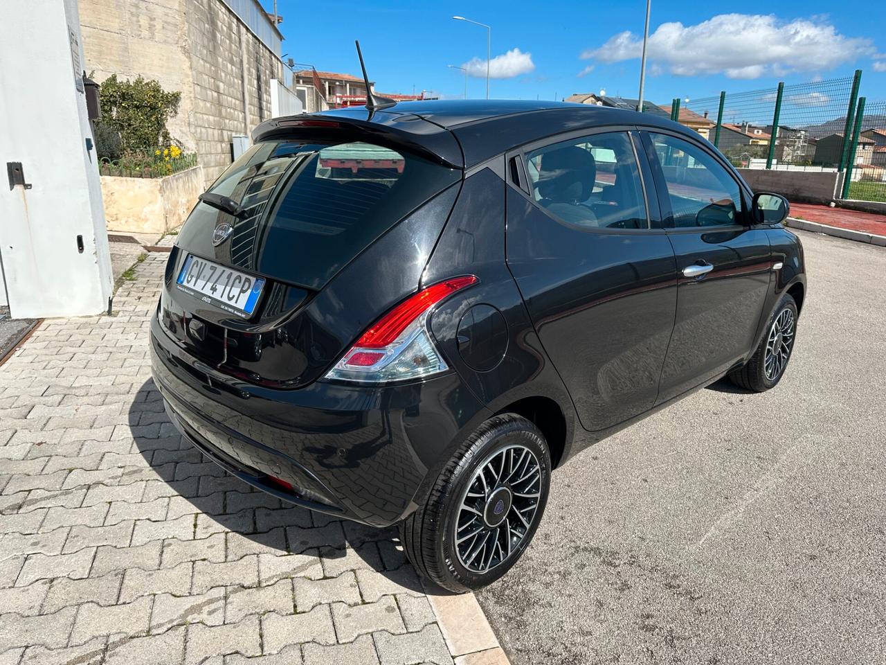 Lancia Ypsilon 1.0 FireFly 5 porte S&S Hybrid Platino