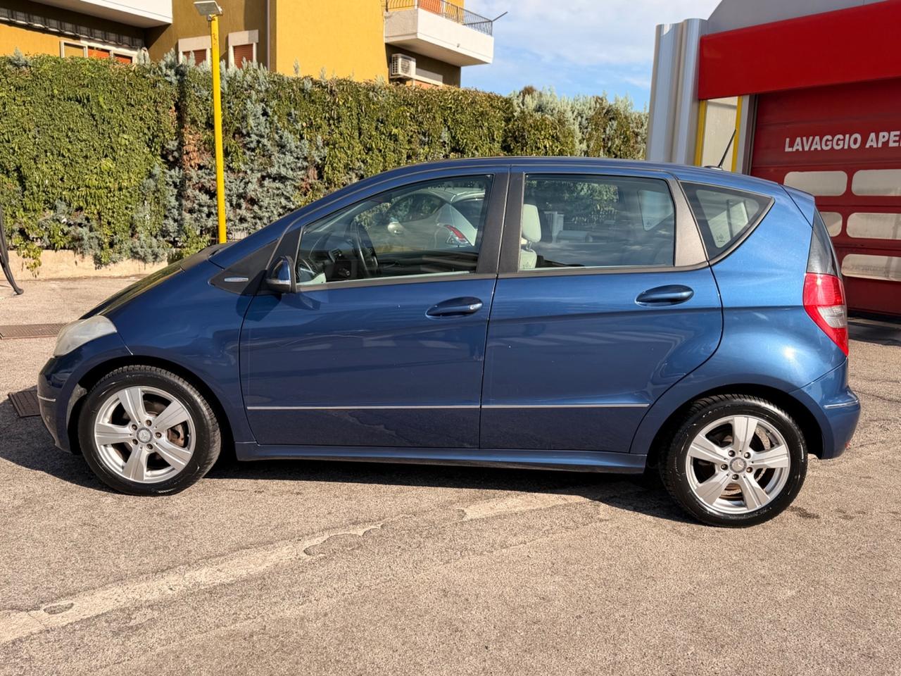 MERCEDES A180 automatico benzina neopatentati