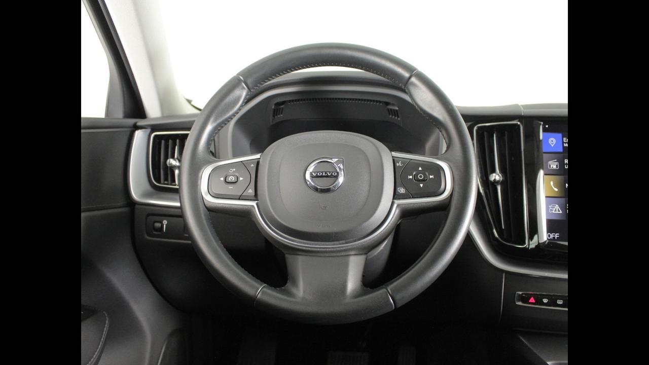 VOLVO XC60 II 2018 - XC60 2.0 b4 Momentum awd auto my20