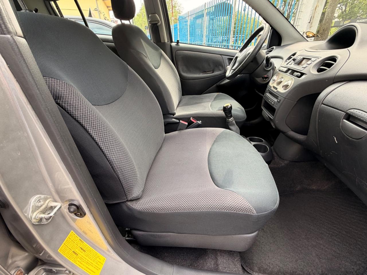 Toyota Yaris 1.0i 16V cat 5 porte Sol