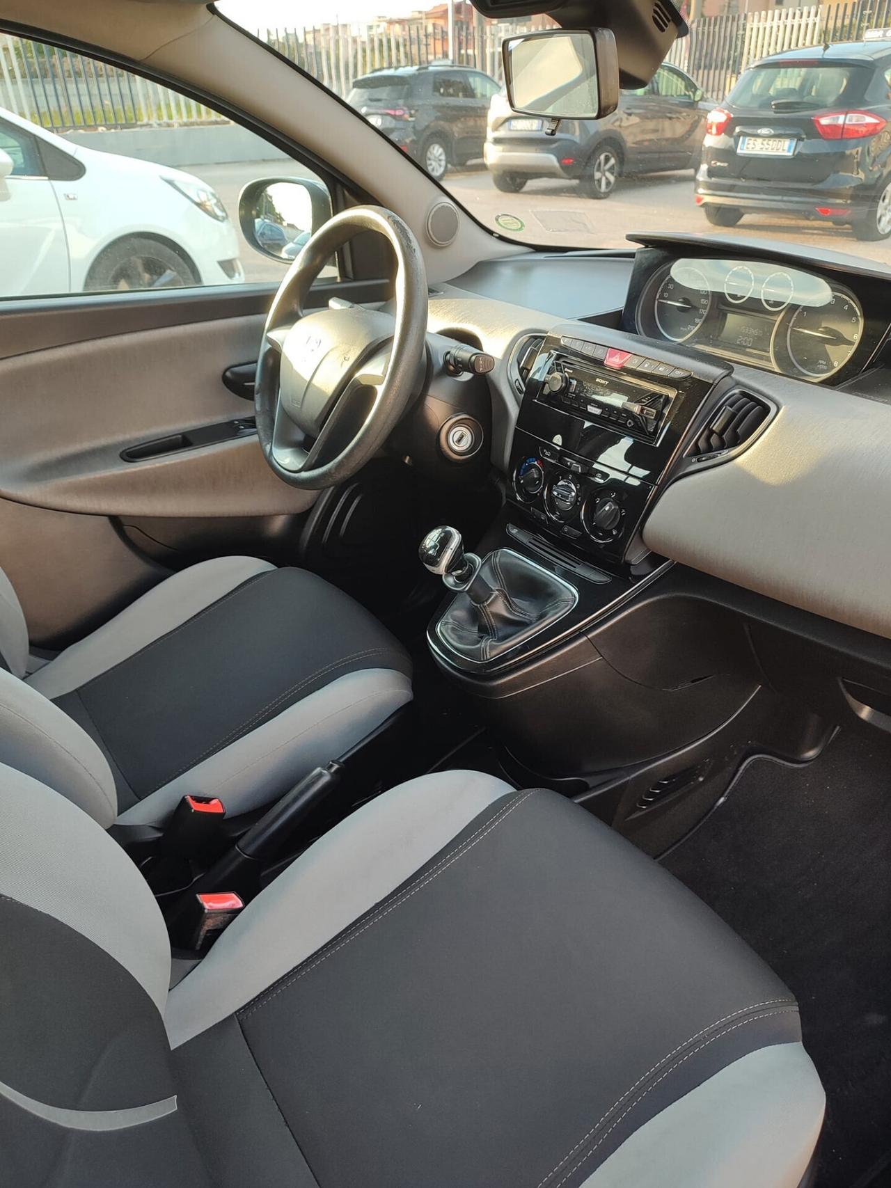 Lancia Ypsilon 0.9 TwinAir 85 CV 5 porte Metano Ecochic Silver