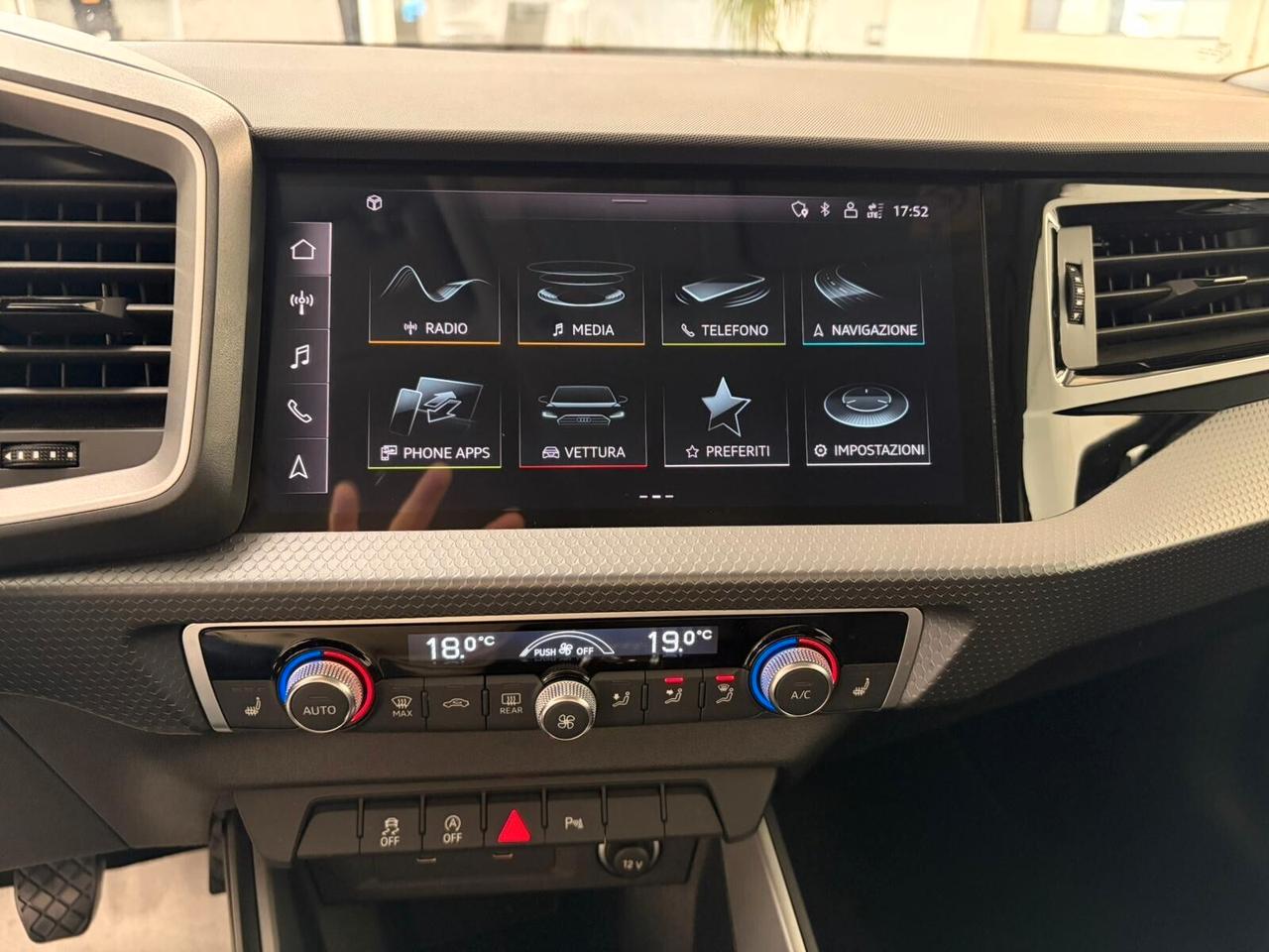 Audi A1 citycarver 30 1.0 tfsi Identity Black 110cv