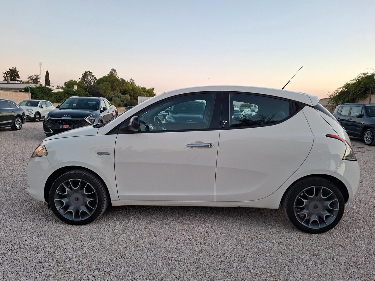 Ypsilon 1.3 MJT 95 CV 5p Platinum *XENON-PELLE*