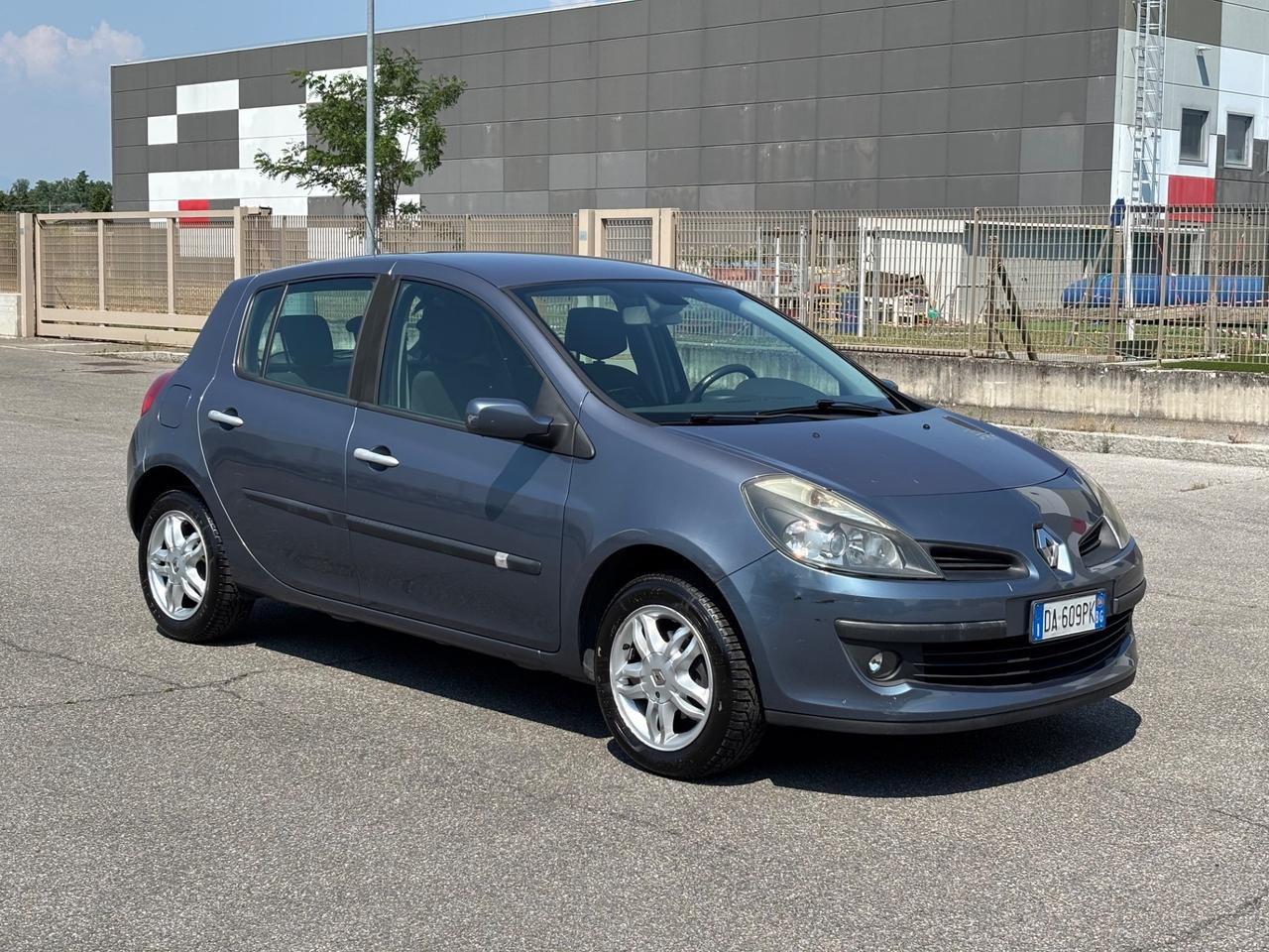 Renault Clio 1.2 16V UNI PRO!