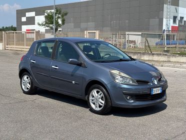 Renault Clio 1.2 16V UNI PRO!