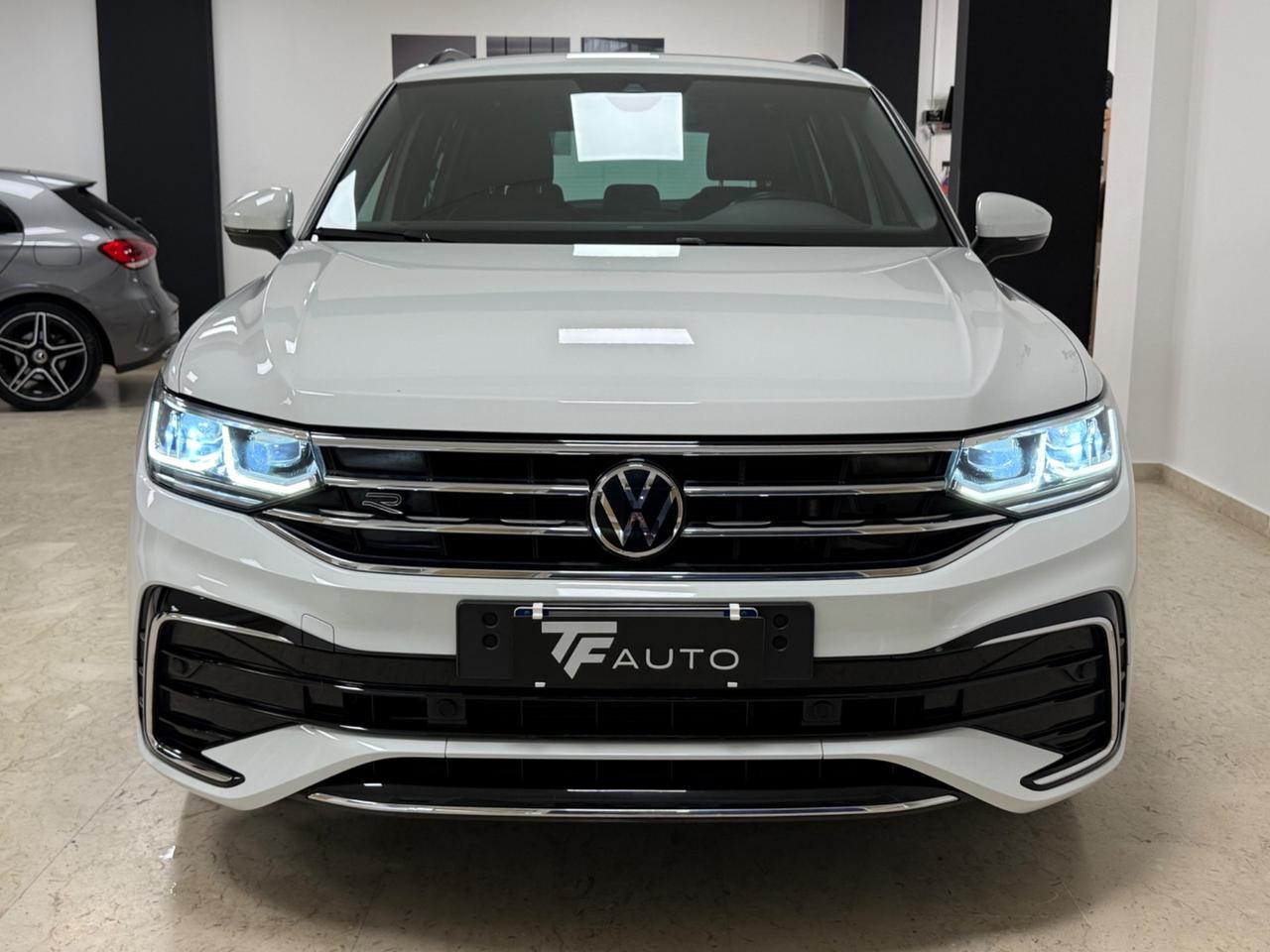 Volkswagen Tiguan 2.0 TDI 150 CV DSG R-Line retro camera, luci ambiente