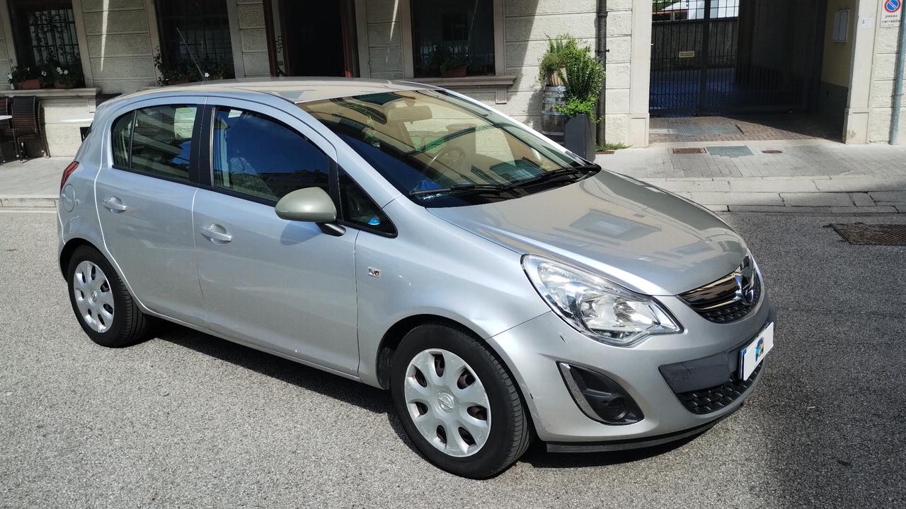Opel Corsa 1.2 5 porte Club NEOPATENTATI