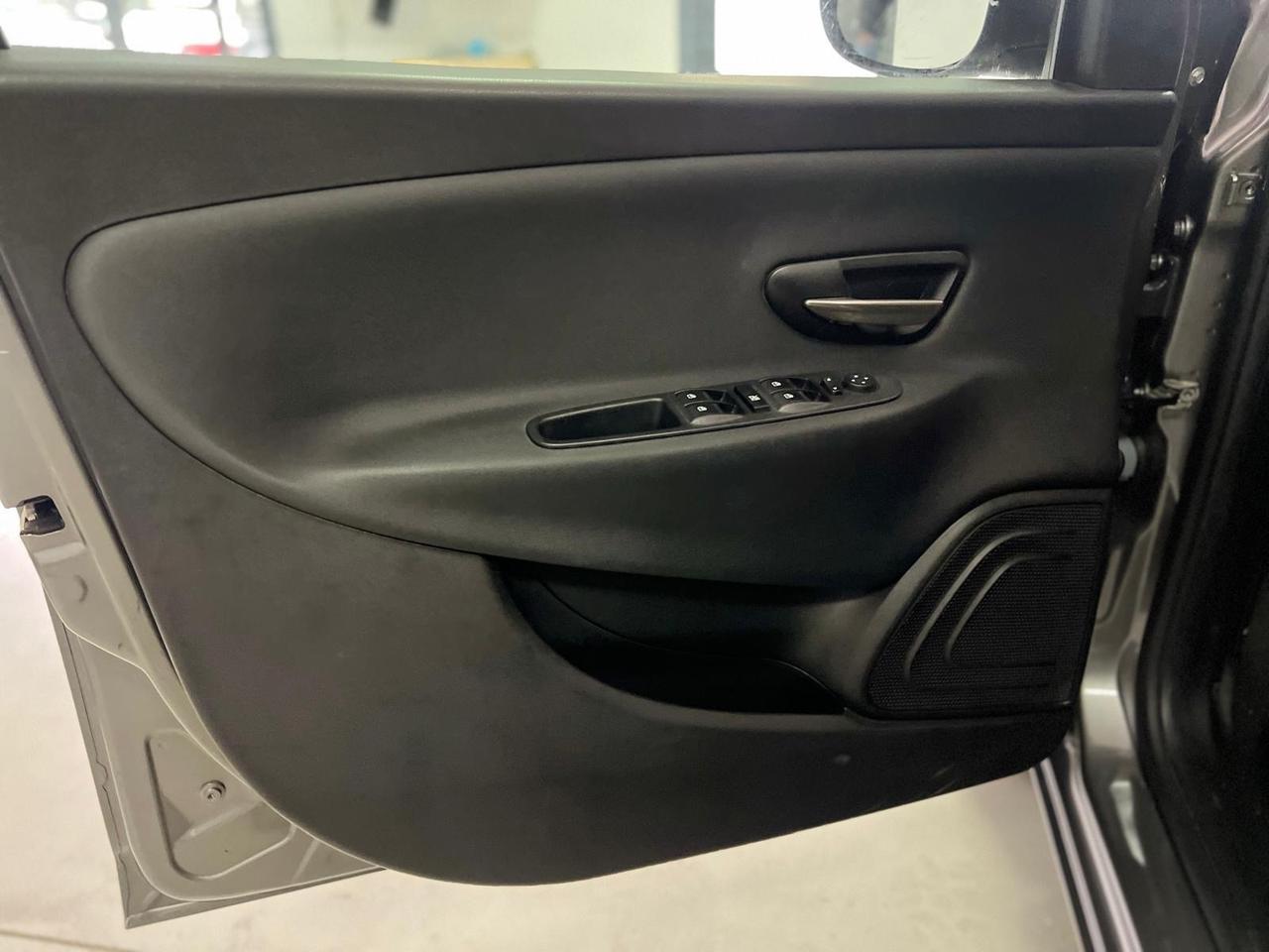 Lancia Ypsilon 1.2 69 CV 5 porte S&S Platinum