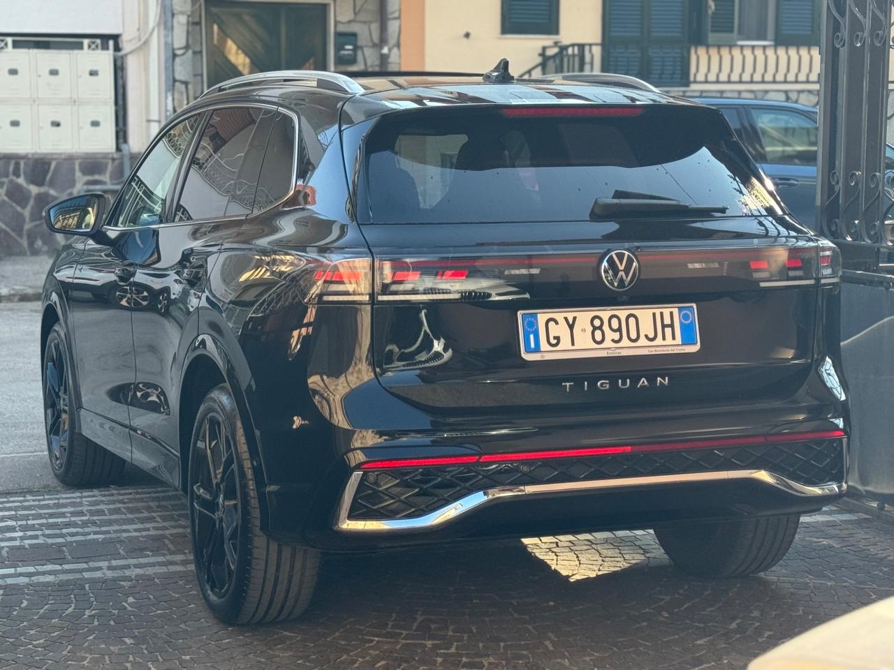 Volkswagen Tiguan 2.0 TDI 150 CV DSG R-Line TETTO IVA DEDUCIBILE