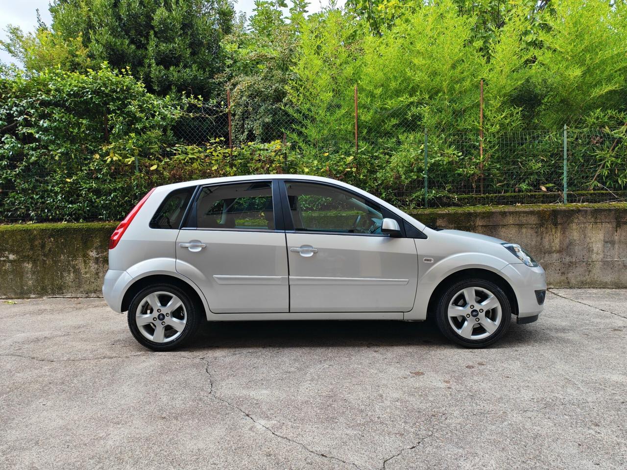 Ford Fiesta 1.2 BENZINA 75cv / 25.900km / Unipro
