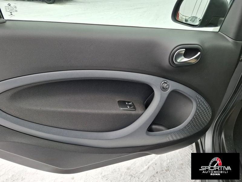 smart fortwo IN ARRIVO!!! RETROCAMERA OPACA SPORT PACK RATA MENSILE 245,00 EURO fortwo 70 1.0 Passion