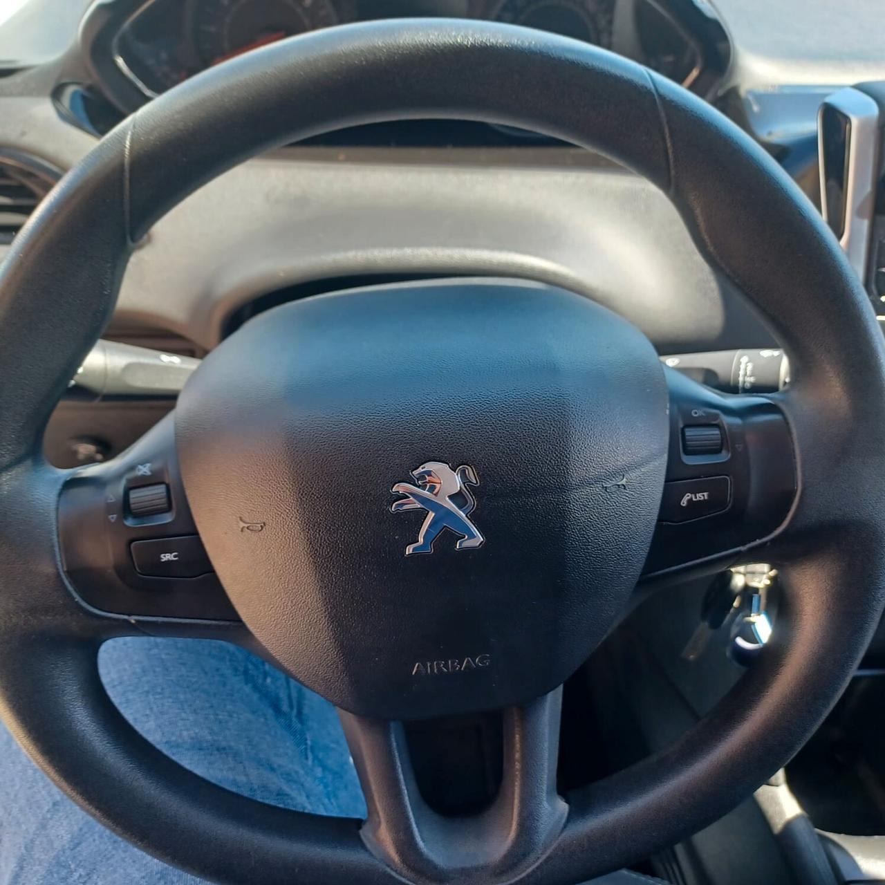 SEMBRA NUOVA PEUGEOT 208 1.4 GPL DI FABBRICA