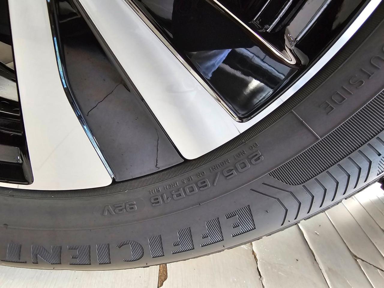 Volkswagen Taigo LIFE C16 Tetto Clima2Zone LED CarPlay Neopatentati