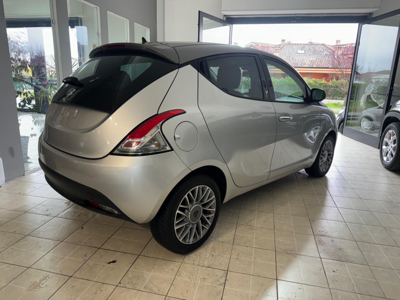 Lancia Ypsilon 0.9 TwinAir 85 CV 5 porte S&S Platinum