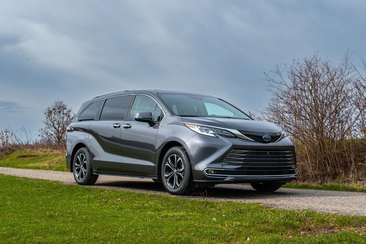 Toyota Sienna Limited Platinum Hybrid AWD