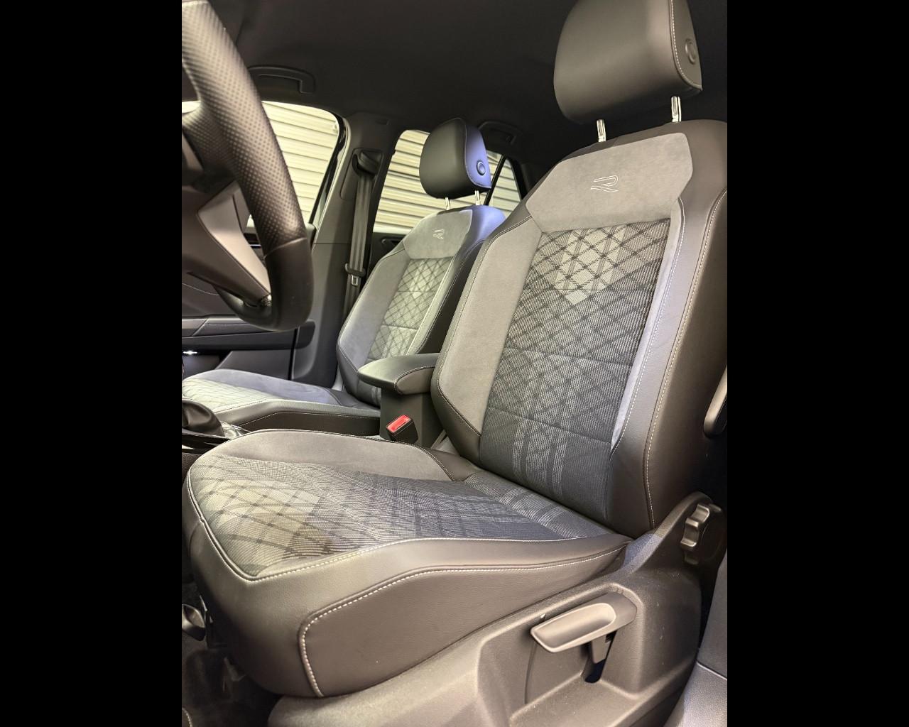 VOLKSWAGEN T-ROC 1.5 TSI DSG R-LINE