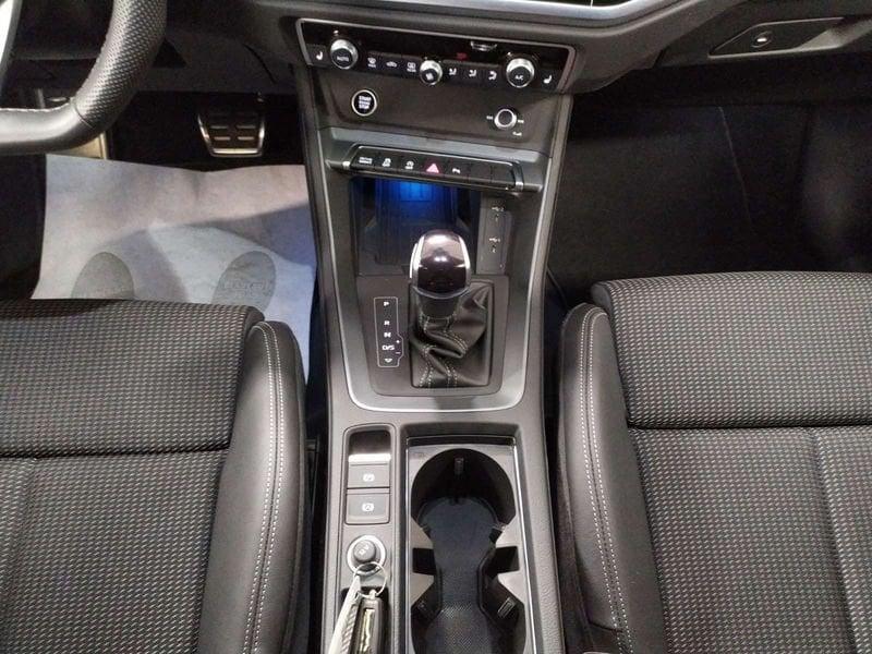 Audi Q3 35 2.0 tdi Identity Black s-tronic
