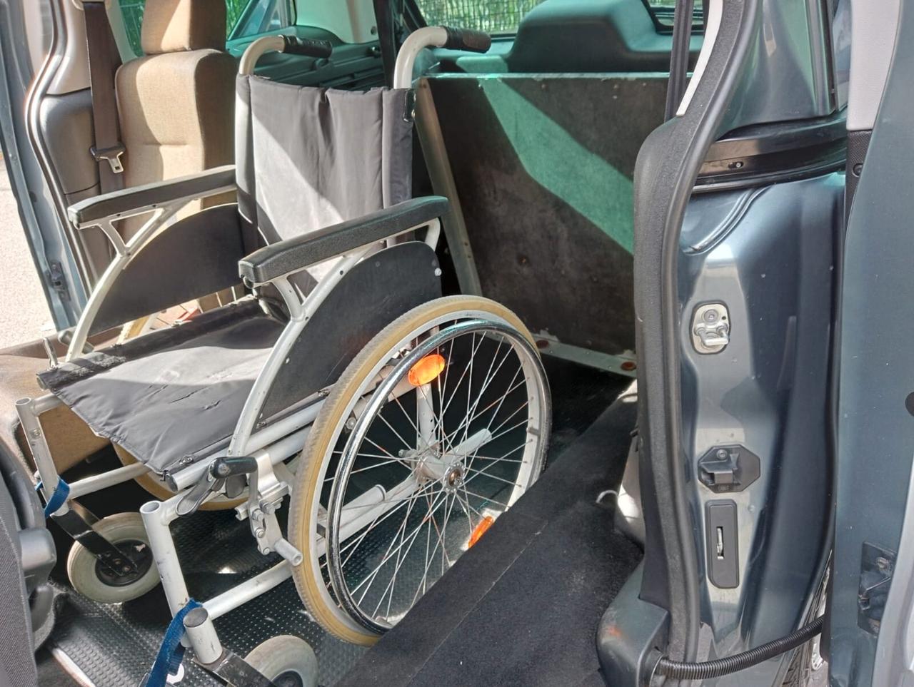 Peugeot Partner Pianale ribassato con rampa disabili in carrozzina