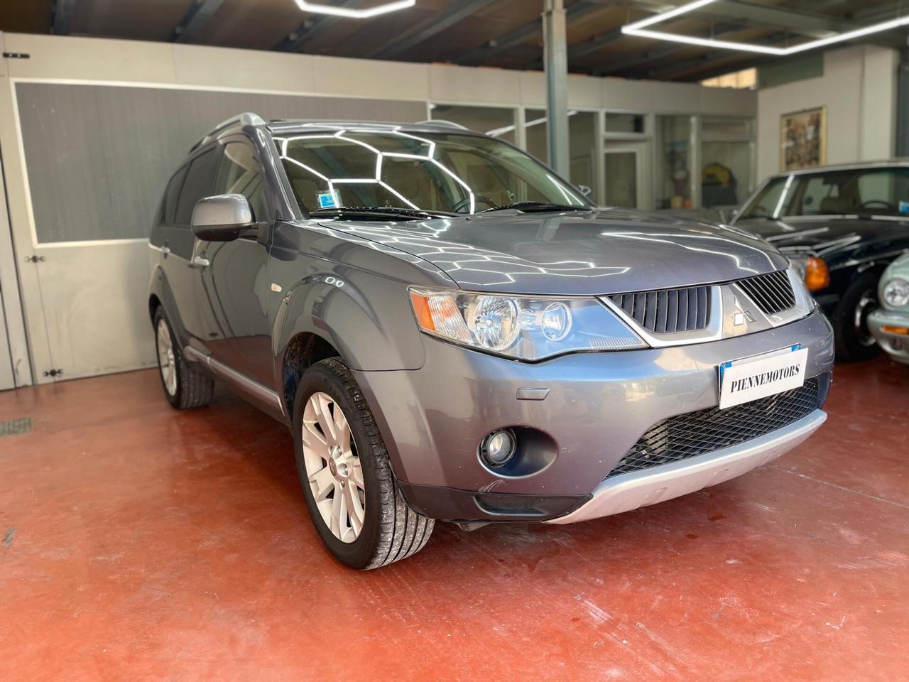 Mitsubishi Outlander 2.0d 4X4 GANCIO TRAINO 7 POSTI