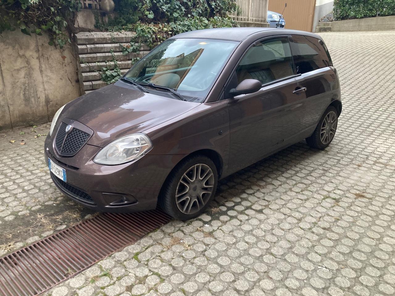 Lancia Ypsilon 1.3 MJT 75 CV Versus