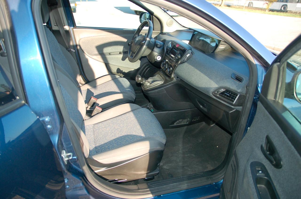 Lancia Ypsilon 1.0 FireFly 5 porte S&S Hybrid Silver