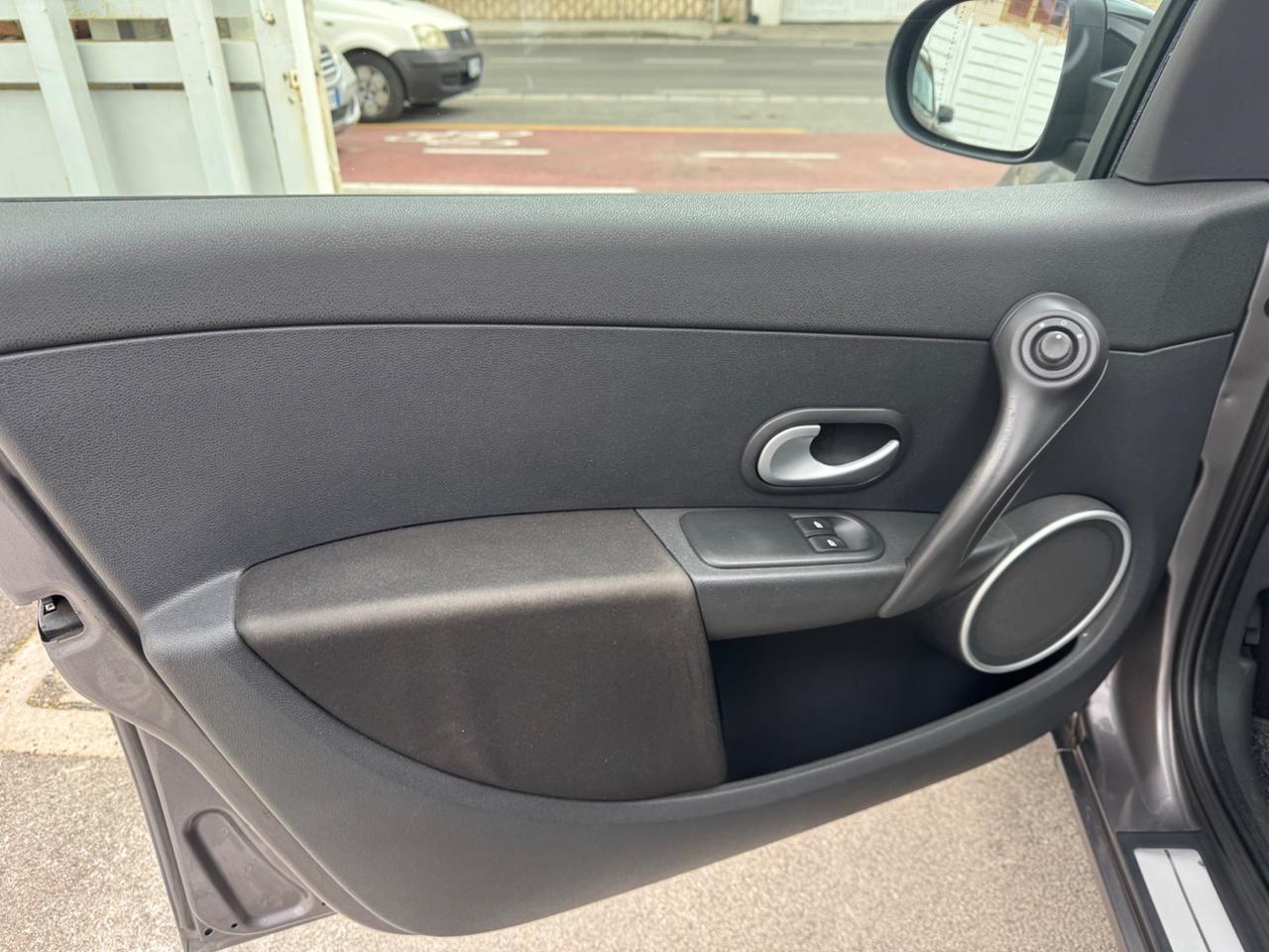 Renault Clio 1.2 GPL 75CV 20th 2011