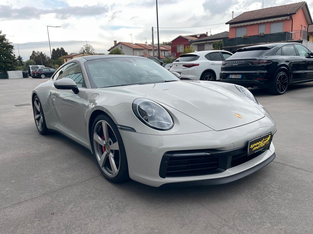Porsche 911 Carrera S con soli 24.000 Km scarichi sport e tetto apribile pari a nuova