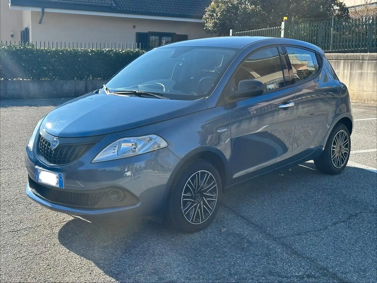 Lancia Ypsilon 1.0 Firefly Hybrid Silver