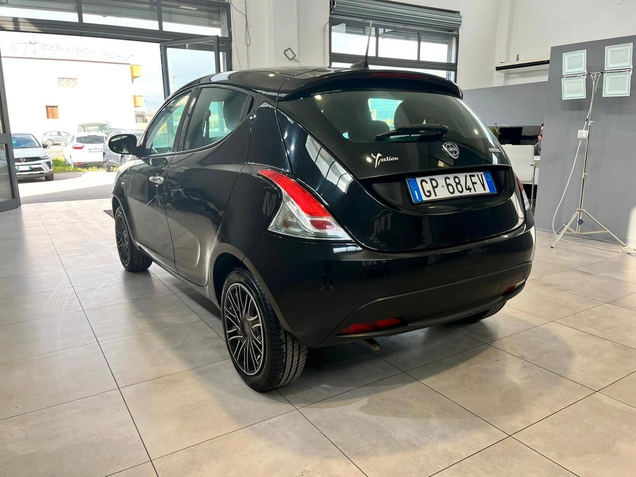 Lancia Ypsilon 1.0 FireFly 5 porte S&S Hybrid Silver