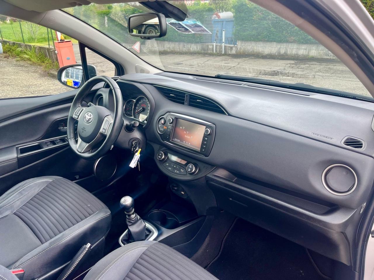 Toyota Yaris 1.3benz 2015 90.000km perfetta per neopatentati