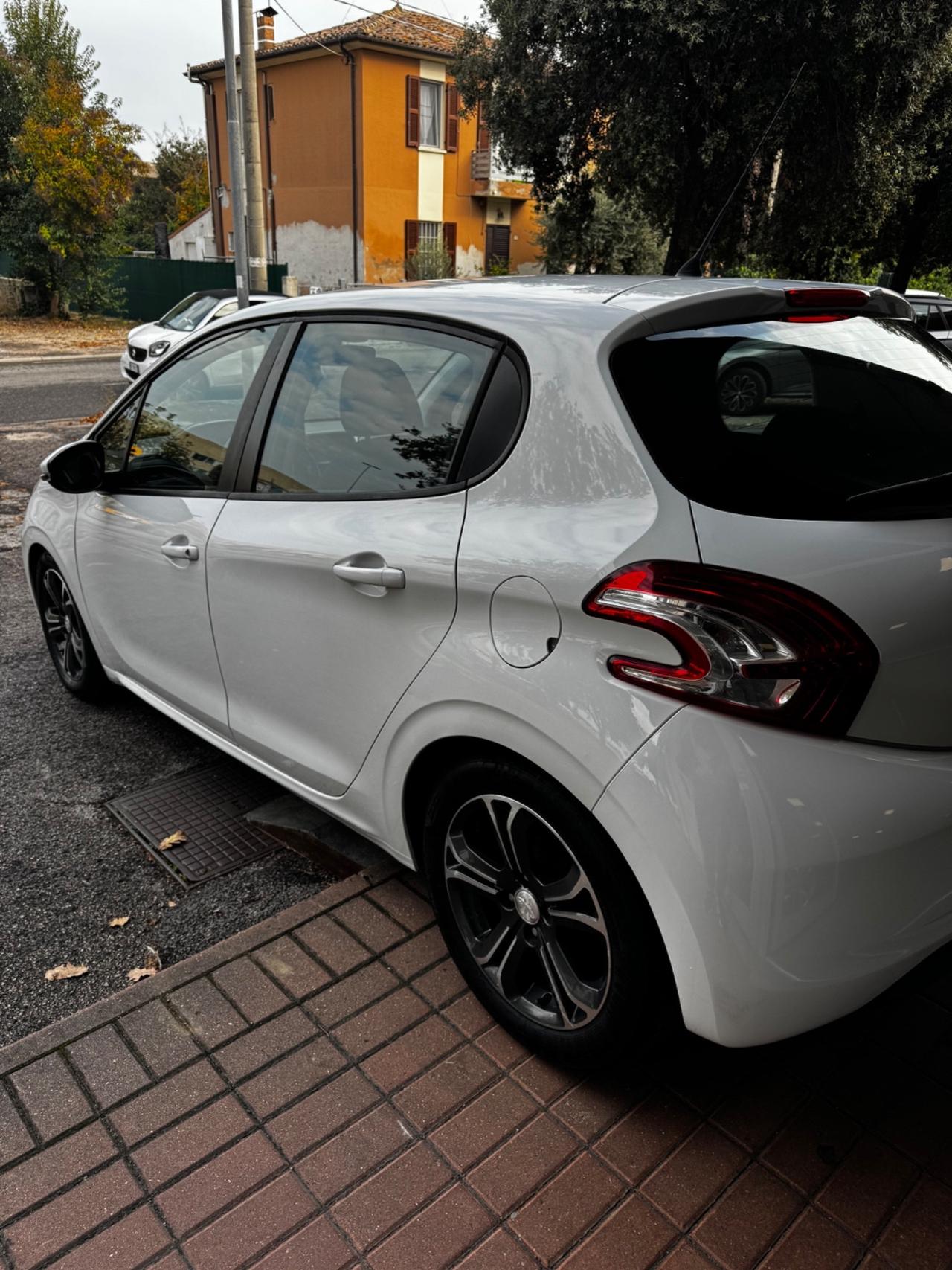 Peugeot 208 1.4 HDi 68 CV 5 porte Neopatentati
