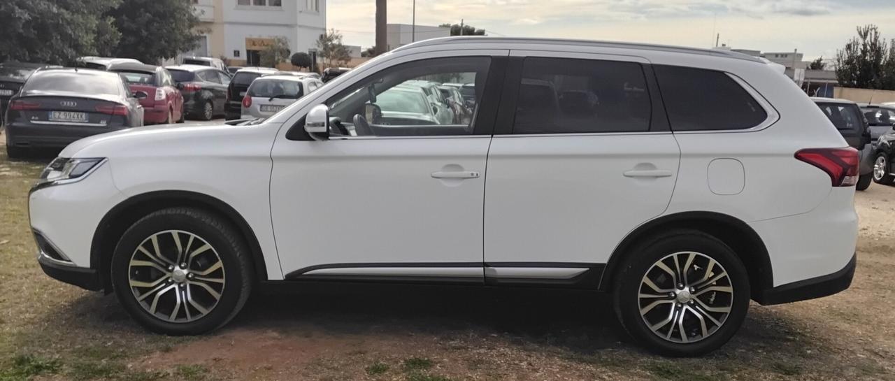 Mitsubishi Outlander 2.2 DI-D 4WD Instyle Plus SDA 7 posti